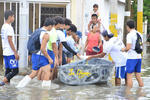 Jóvenes del grupo de Scouts VI Orión, en coordinación con alumnos del Colegio Cervantes y del ITESM campus Laguna, llevan a cabo labores de ayuda para los vecinos de las colonias del oriente de Torreón afectadas por las inundaciones.