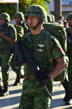 Militares recorrieron el Centro de Torreón ante los ojos de los ciudadanos que salieron a disfrutar del desfile.