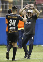 Con las emociones al tope, Diego Maradona llevó alegría a la cancha del Estadio Banorte.