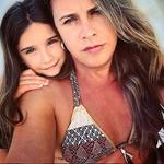 En sus redes sociales, ha compartido fotografías de cómo ha sido su cambio, en una de las instantáneas luce cabello largo junto a su pequeña hija.