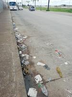 Avenida Ferrocarril. Los arrastres de las lluvias, dejan basura en las cordonerías de las calles. (EL SIGLO DE DURANGO)
