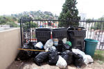 Calle Zaragoza. Se sigue detectando en el primer cuadro de la ciudad la falta de botes de basura, donde solo se ve la estructura. (EL SIGLO DE DURANGO)