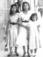 23092018 Guadalupe Ramírez, Esther Carrillo, Conchita Ramírez y el
Sr. Rascacielos saliendo de la XEDN en 1956.