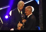 Arsene Wenger fue quien dio a Didier Deschamps el premio como Mejor Entrenador del Año.