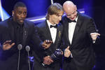 Infantino fue el encargado de entregar el premio "The Best" a Luka Modric.