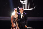 La brasileña Marta y el croata Luka Modric, los galardonados en Londres.