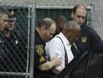 El cómico Bill Cosby fue condenado hoy, en un tribunal local de Norristown, en el estado de Pensilvania (EU), a entre tres y diez años de prisión por varios delitos de agresión sexual a una mujer.
