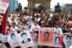 Los padres de los 43 normalistas de Ayotzinapa desaparecidos desde hace 4 años en Iguala marchan la tarde de este miércoles del Ángel de la Independencia al Zócalo.