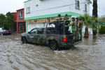 Personal militar apoyó a los ciudadanos que se vieron afectados por las lluvias.