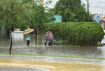Personal militar apoyó a los ciudadanos que se vieron afectados por las lluvias.