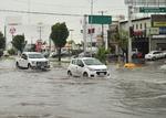 La intensa lluvia de este viernes también causó severos estragos por las inundaciones en la zona centro de Torreón, entre bulevar Independencia y Constitución.