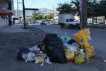 Pese al anuncio del cambio de horario en la recolección de basura en la zona Centro de Torreón, esta mañana dicha zona amaneció con bolsas en distintos puntos del sector.