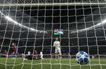 El Real Madrid cayó ante el CSKA Moscú (1-0) con un gol encajado en el primer minuto de juego, derrota que pone en un aprieto al técnico blanco, Julen Lopetegui, que afronta su primera crisis desde que asumiera el cargo.