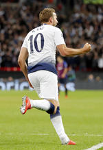 El astro argentino recibió ayuda invaluable de Luis Suárez. El uruguayo permitió que el balón le pasara enfrente para los dos tantos de Messi, quien regresó a Wembley siete años después de marcar en la final que el Barcelona le ganó al Manchester United.