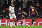 El astro argentino recibió ayuda invaluable de Luis Suárez. El uruguayo permitió que el balón le pasara enfrente para los dos tantos de Messi, quien regresó a Wembley siete años después de marcar en la final que el Barcelona le ganó al Manchester United.