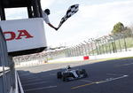 Lewis Hamilton llegó en primer lugar en el Gran Premio de Japón el domingo, anotándose su cuarta victoria de Fórmula Uno y acercándose más a un quinto campeonato mundial.