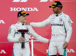 Valtteri Bottas y Lewis Hamilton  celebran el podio junto a Matt Dean.