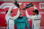 Lewis Hamilton llegó en primer lugar en el Gran Premio de Japón el domingo, anotándose su cuarta victoria de Fórmula Uno y acercándose más a un quinto campeonato mundial.