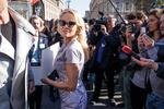 La actriz Pamela Anderson se enjauló hoy en la plaza de la República de París, en un acto para apoyar el lanzamiento de una Iniciativa Ciudadana Europea por parte de 130 ONG en contra de la cría de animales en jaulas.
