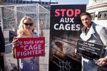 La actriz Pamela Anderson se enjauló hoy en la plaza de la República de París, en un acto para apoyar el lanzamiento de una Iniciativa Ciudadana Europea por parte de 130 ONG en contra de la cría de animales en jaulas.