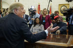 El rapero Kanye West visitó el jueves al presidente Donald Trump en la Oficina Oval de la Casa Blanca, donde dijo que su gorra roja con las iniciales del eslogan de la campaña presidencial de Trump lo hacen "sentir como Supermán".