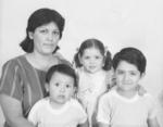21102018 Familia Rojas Gámez, Ernesto Castañeda con su esposa, Leonor Gallegos, que hoy cumple 89 años, acompañada de sus hijos: Ernesto, Miguel y José Ignacio.