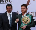 Saúl Álvarez luce sus cinturones de campeón
