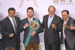 “Canelo” recibió el cinturón de peso medio del CMB, el cinturón chiapaneco, que ganó tras vencer también al kazajo Gennady Golovkin.