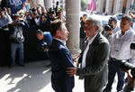 López Obrador fue recibido en el Palacio de Gobierno, por el mandataria estatal, José Rosas Aispuro Torres, quien salió hasta la entrada del edificio.