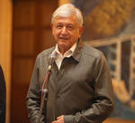 López Obrador fue recibido en el Palacio de Gobierno, por el mandataria estatal, José Rosas Aispuro Torres, quien salió hasta la entrada del edificio.