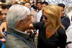 Hoy durante la visita de Andrés Manuel López Obrador a Durango, la periodista, Adela Micha, estuvo presente para recibir al presidente electo en el aeropuerto de la ciudad, donde lo llenó de besos y abrazos.