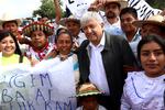 Desde su llegada al aeropuerto de la entidad, el presidente electo de México, Andrés Manuel López Obrador, recibió peticiones de integrantes de los distintos sectores de la sociedad, entre los que destacan indígenas tepehuanos, huicholes, coras, mexicaneros y nahuas.