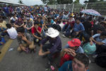 Los migrantes, aguardando para ingresar a México.