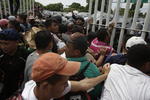 Los migrantes, aguardando para ingresar a México.