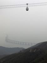La apertura de este puente se lleva a cabo tan solo un mes después de que se inaugurara en Hong Kong el tren de alta velocidad que, por primera vez, conecta la excolonia británica con los 25,000 kilómetros de red ferroviaria china.