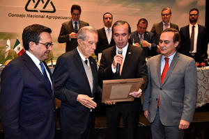 Ramon Iriarte Maisterrena acompañado de Ildefonso Guajardo Juan Pablo Castanon y Bosco de la Vega.JPG
