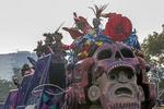 Algunos con el rostro pintado simulando calaveras, con máscaras o de plano ataviados como esqueletos o catrinas, esperaron horas al desfile que iniciaría a las 16:00 horas en la Estela de Luz y llegaría al Zócalo capitalino.