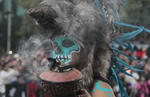 Un hombre ataviado como guerrero azteca sobre una pirámide en medio de una neblina verde, tocando un gran tambor de cuero, anunciaba el gran espectáculo lleno de colorido, música y mística.