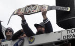 Dustin Pedroia muestra a la gente un cinturón de la WWE.