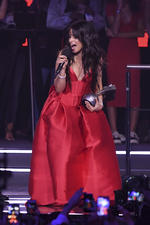 Camila Cabello se llevó cuatro de los seis premios para los que estaba nominada.