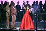La cantante cubana Camila Cabello posa los galardones recibidos en la gala de entrega de los European Music Awards 2018 que la cadena musical de televisión MTV celebra esta noche en el Bilbao Exhibition Centre.