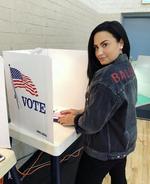 Demi Lovato fue la gran sorpresa, pues tras salir de rehabilitación, se le vio votando.