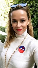 Reese Whitherspoon, de Legalmente Rubia, mostró su estampilla de votante.