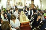 Posteriormente, continuaron los oficios religiosos con el rezo del Santo Rosario y la velación de los restos.