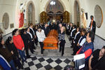 El ataúd con el cuerpo de Monseñor José Fortunato Álvarez, fue colocado a metros del altar mayor donde sería velado durante la noche del viernes y madrugada del sábado.