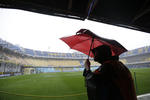 El partido debía jugarse este sábado a las 17:00 horas (20:00 GMT) en la Bombonera, pero se suspendió por la fuerte tormenta que azota a la ciudad de Buenos Aires.