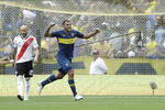 Darío Benedetto festeja el gol al 45 por lado de Boca.
