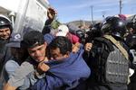 Migrantes intentan cruzar muro con EU