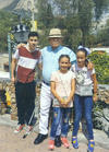 25112018 DISFRUTAN DE VIAJE.  Dr. Leonel Rodríguez R., en compañía de sus nietos, Diego, Andrea y Daniela, visitando La Peña de Bernal, Querétaro.
