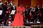 Con una variopinta coloratura de voz y una elegante presencia escénica, la soprano española Ainhoa Arteta, ofreció anoche en el Teatro Isauro Martínez, un memorable concierto, como invitada especial a la gala 2018 de la Camerata de Coahuila.
